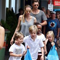 Angelina Jolie vai às compras acompanhada dos filhos
