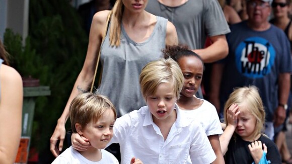 Angelina Jolie vai às compras acompanhada dos filhos