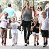 Angelina Jolie foi às compras ao lado dos quatro filhos em Sidney, na Austrália