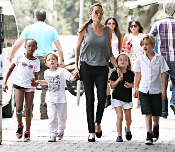 Angelina Jolie foi às compras ao lado dos quatro filhos em Sidney, na Austrália