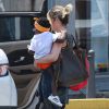 Giovanna Ewbank entra no carro com a filha, Titi