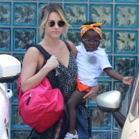 Giovanna Ewbank leva a filha, Titi, para a aula de natação na Barra. Fotos!