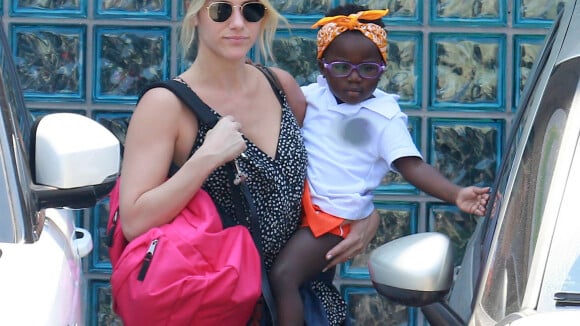 Giovanna Ewbank leva a filha, Titi, para a aula de natação na Barra. Fotos!