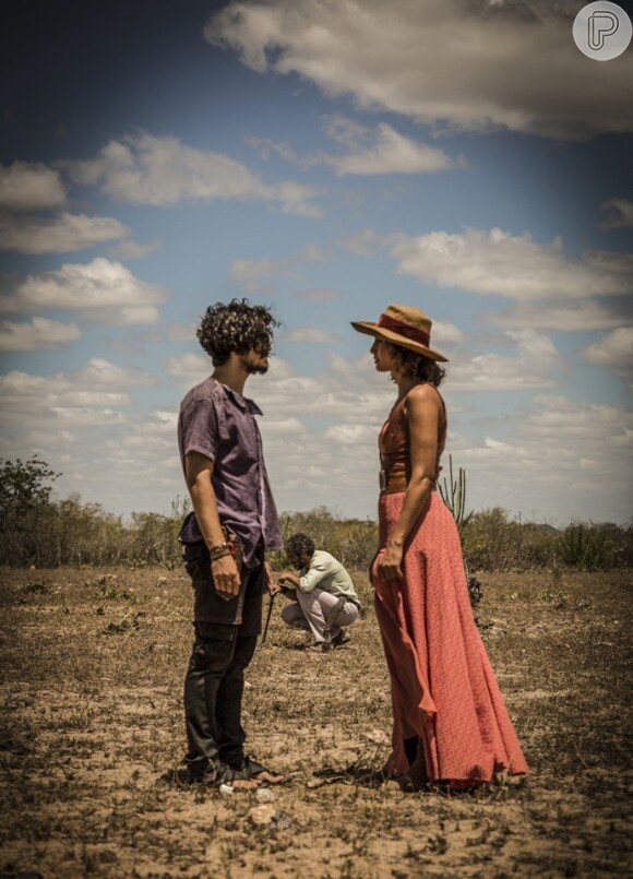 Tereza (Camila Pitanga) diz que não vai permitir que Miguel (Gabriel Leone) aceite as terras mortas, e ela a enfrenta, na novela 'Velho Chico'