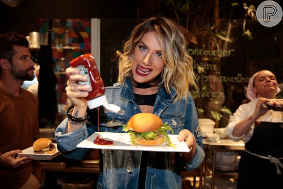 Giovanna Ewbank posa para as fotos com hambuguer vegetariano