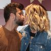 Bruno Gagliasso e Giovanna Ewbank trocam beijos em evento gastronômico