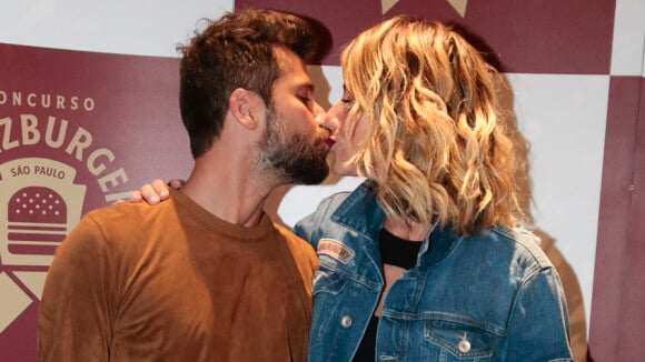 Bruno Gagliasso e Giovanna Ewbank trocam beijos em evento gastronômico. Fotos!