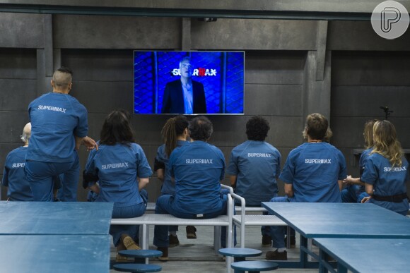 Em cena de 'Supermax', Pedro Bial explica aos participantes as regras do jogo, no qual eles serão mantidos por três meses em regime privado, sem contato com o mundo externo