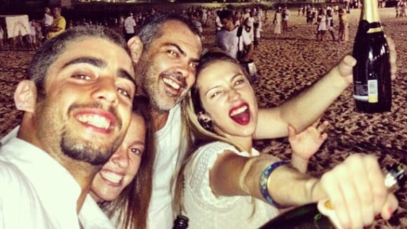 Luana Piovani e Pedro Scooby curtem Réveillon em praia do Rio