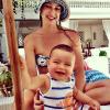 Pedro Scooby posta esta foto de Luana Piovani com o filho do casal, Dom, se refrescando na piscina do hotel Copacabana Palace
