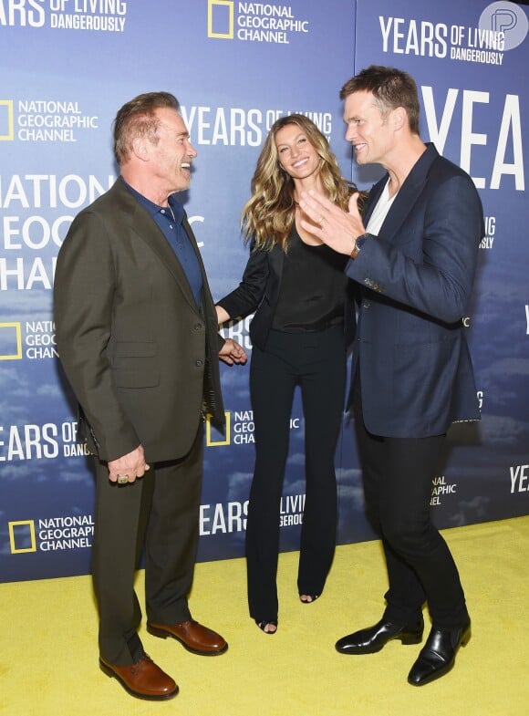 Gisele Bündchen e o marido, Tom Brady, conversam com Arnold Schwarzenegger