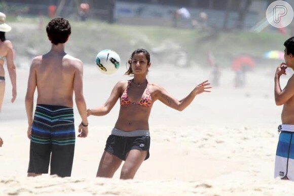 Paula Morais, noiva de Ronaldo, jogou futevôlei na praia do Leblon, Zona Sul do Rio de Janeiro, nesta segunda-feira, 9 de dezembro de 2013
