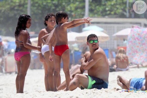 O ex-jogador Ronaldo aproveitou o dia ensolarado no Rio de Janeiro para ir à praia do Leblon, na Zona Sul da cidade
