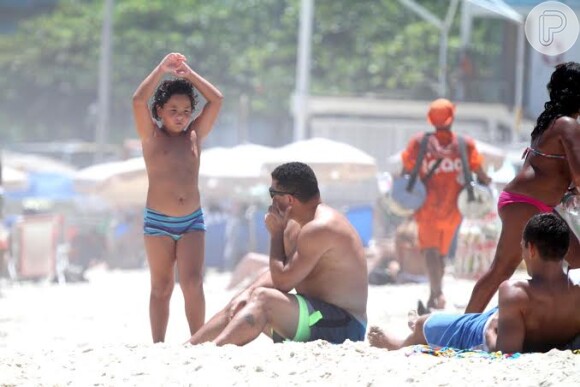 Ronaldo curtiu o dia de sol na praia do Leblon, Zona Sul do Rio de Janeiro, nesta segunda-feira, 9 de dezembro de 2013, ao lado de seu filho, Alex