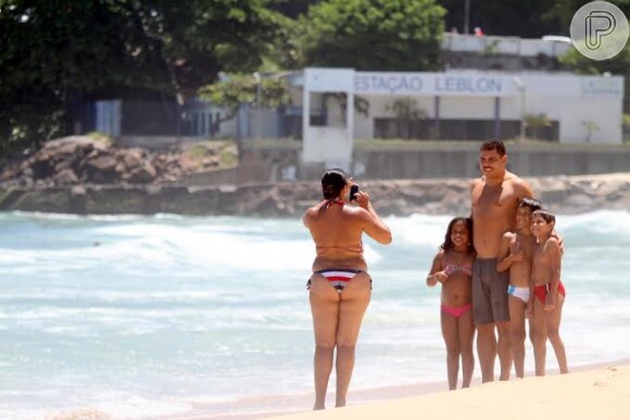 Ronaldo posou para fotos nesta segunda-feira, 9 de dezembro de 2013, na praia do Leblon, Zona Sul do Rio de Janeiro