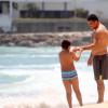 Ronaldo brincou com o filho, Alex, de 8 anos, na praia do Leblon, Zona Sul do Rio de Janeiro, nesta segunda-feira, 9 de dezembro de 2013