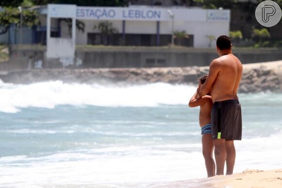 Ronaldo e Alex, seu filho de 8 anos, curtiram a praia do Leblon, Zona Sul do Rio de Janeiro, nesta segunda-feira, 9 de dezembro de 2013