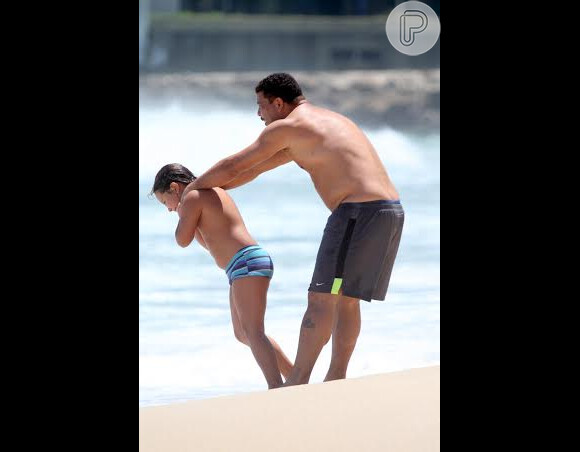 Ronaldo e o filho, Alex, de 8 anos, se divertiram na praia do Leblon, Zona Sul do Rio de Janeiro, nesta segunda-feira, 9 de dezembro de 2013
