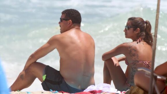 Após noivado, Ronaldo e Paula Morais curtem dia de sol na praia do Leblon, no RJ