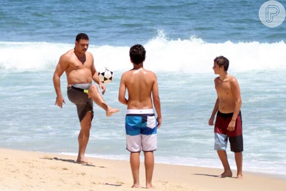 Ronaldo jogou futevôlei na praia do Leblon, Zona Sul do Rio de Janeiro, nesta segunda-feira, 9 de dezembro de 2013