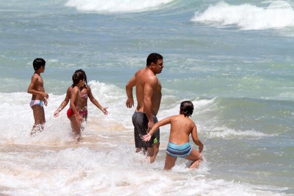 Ronaldo e Alex, seu filho de 8 anos, curtiram o dia ensolarado no Rio de Janeiro desta segunda-feira, 9 de dezembro de 2013, na praia do Leblon, Zona Sul da cidade
