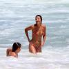 Paula Morais curtiu um banho de mar na praia do Leblon, Zona Sul do Rio de Janeiro, ao lado de Alex, filho de Ronaldo, nesta segunda-feira, 9 de dezembro de 2013