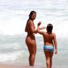 Paula Morais  e Alex, filho de Ronaldo, curtiram um banho de mar na praia do Leblon, Zona Sul do Rio de Janeiro, nesta segunda-feira, 9 de dezembro de 2013