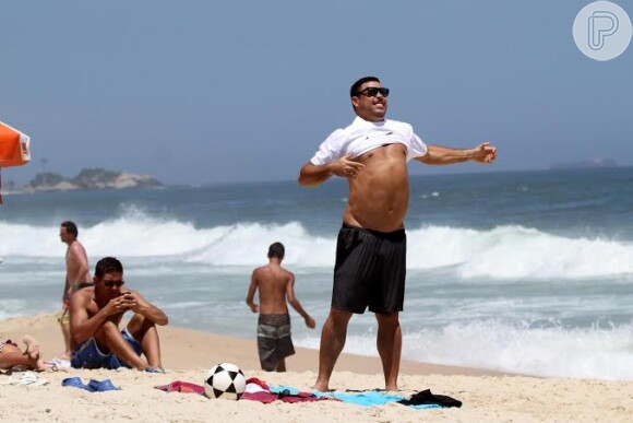 Ronaldo deixa a praia do Leblon, nesta segunda-feira