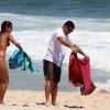 Ronaldo e Paula Morais deixando a praia