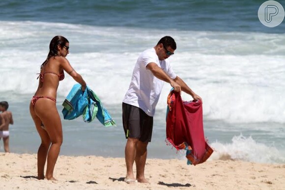 Ronaldo e Paula Morais deixando a praia