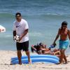 Os noivos Ronaldo e Paula Morais deixando a praia do Leblon
