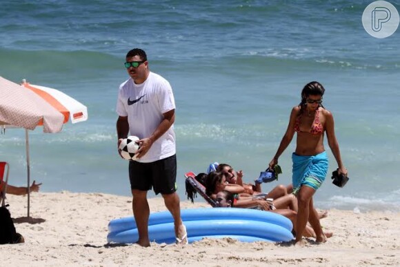 Os noivos Ronaldo e Paula Morais deixando a praia do Leblon