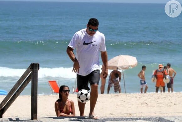 Ronaldo deixando a praia do Leblon