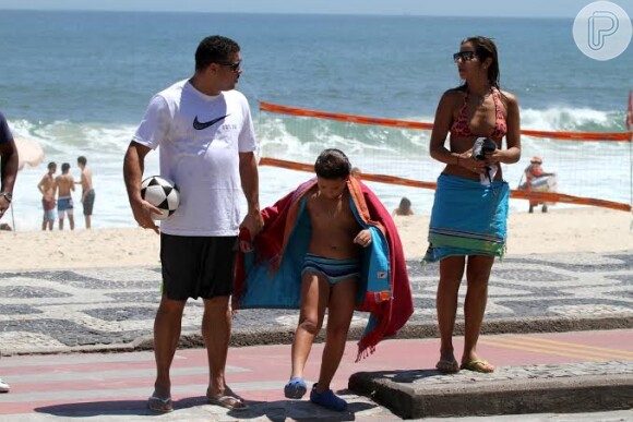 Ronaldo, Alex e Paula Morais deixando a praia do Leblon
