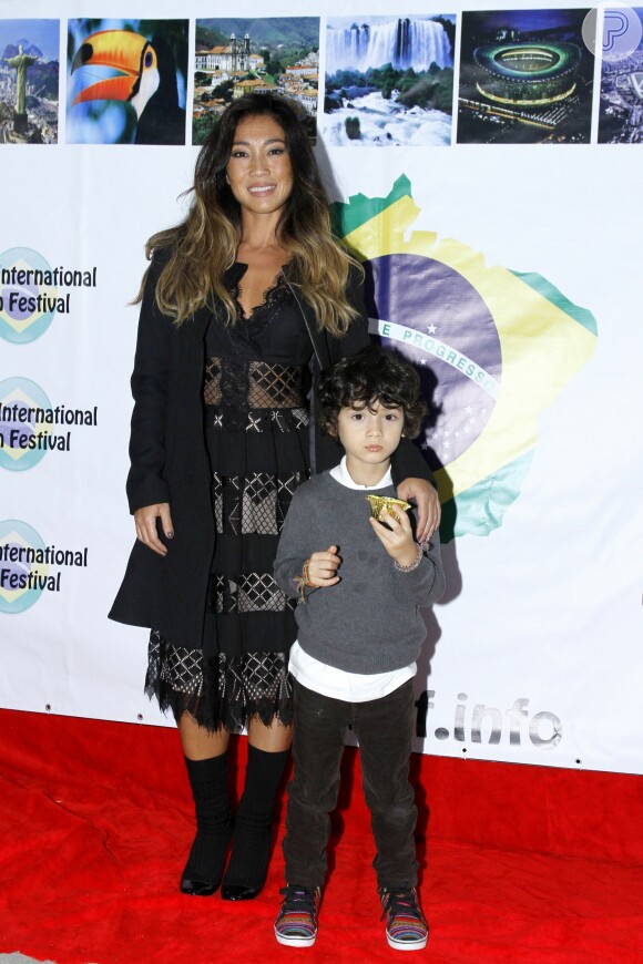 Daniele Suzuki está passando uma temporada em Los Angeles com o filho Kauai, de 5 anos