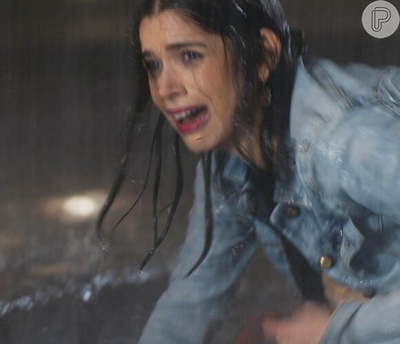 Shirlei (Sabrina Petraglia) foi humilhada por Adônis (José Loreto) e saiu desesperada na chuva, onde prendeu um pé de sua bota ortopédica nova, na novela 'Haja Coração'