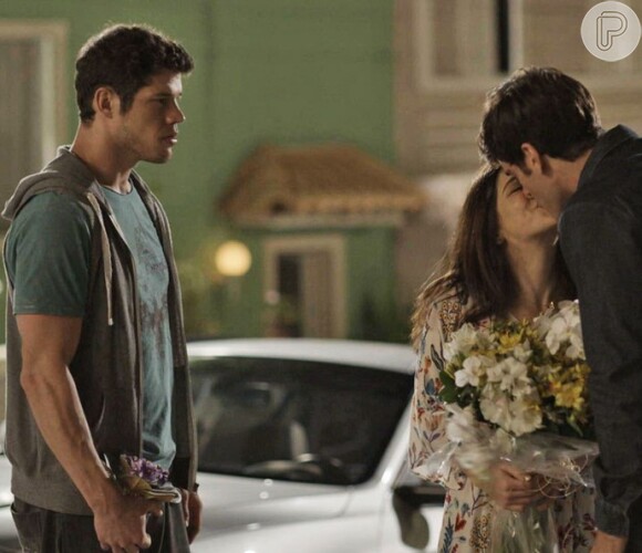 Adônis (José Loreto) ficou arrasado ao ver que Shirlei (Sabrina Petraglia) está namorando Felipe (Marcos Pitombo), na novela 'Haja Coração'