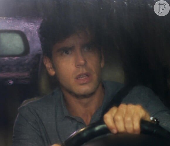 Felipe (Marcos Pitombo) viu Shirlei (Sabrina Petraglia) perder a bota e foi buscar o sapato, no meio da chuva, na novela 'Haja Coração'