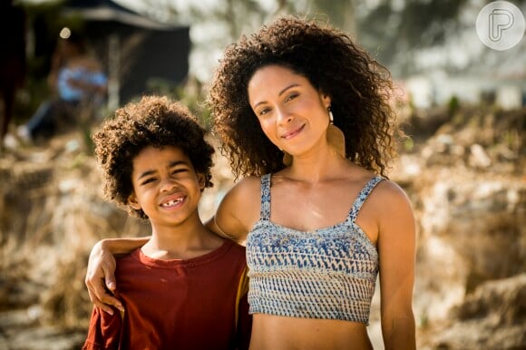 Vanda ( Cinara Leal) reencontra o filho Cauã ( Lucas Sapucahy), na novela 'Sol Nascente'