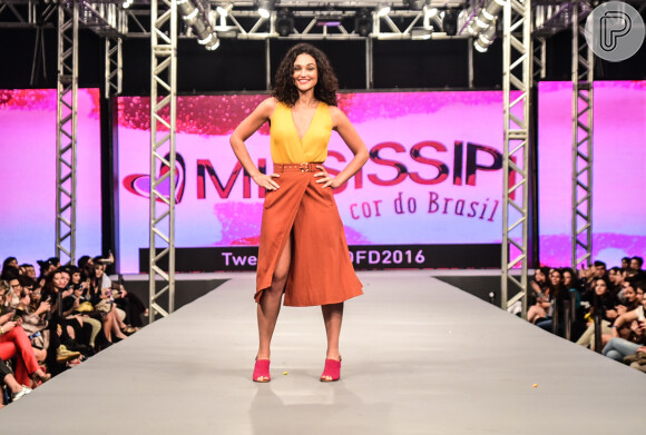 Débora Nascimento é garota-propaganda na marca de calçados Mississipe, e desfilou a coleção de verão durante o Oscar Fashion Days