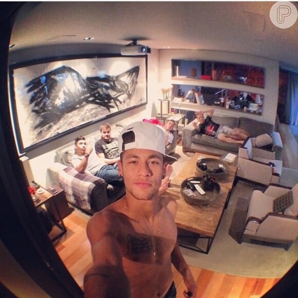 Repare o quadro. A foto anterior realmente foi tirada na casa de Neymar