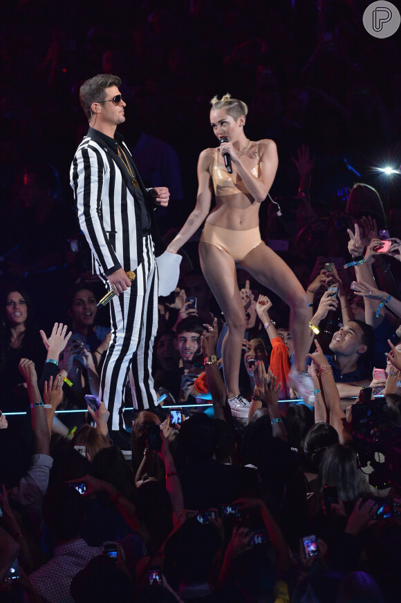Miley Cyrus dança Twerk ao lado de Robin Ticke no VMA 2013