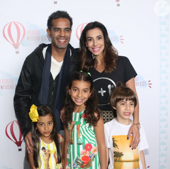 Tania Khalil posa com as filhas, Isabela e Laura, e o marido, Jairzinho