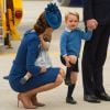 Kate Middleton se abaixa para conversar com o filho, George
