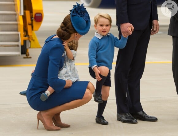 Kate Middleton se abaixa para conversar com o filho, George