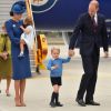 Príncipe George acena para os fotógrafos ao deixar avião