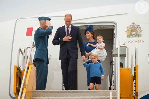Príncipe William, Kate Middleton, Príncipe George e a princesa Charlotte usaram roupas em tons de azul
