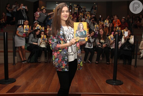 Maisa Silva arrasta legião de fãs à tarde de autógrafo de seu livro