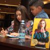 Maisa Silva recebe fãs em tarde de autógrafos do livro 'Sinceramente Maisa - Histórias de uma garota nada convencional'