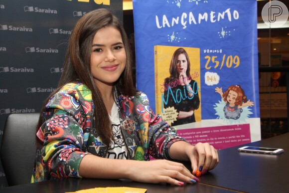 Maisa Silva posa ao autografaro livro 'Sinceramente Maisa - Histórias de uma garota nada convencional'